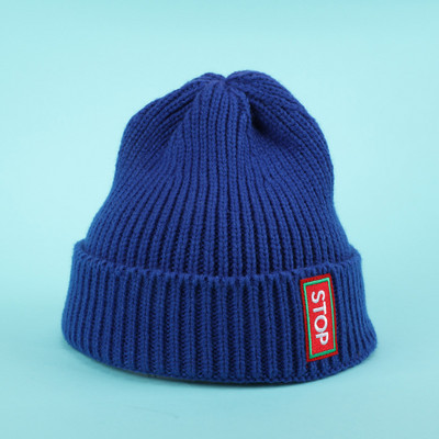 Πλεκτό γυναικείο καπέλο για το χειμώνα με επιγραφή