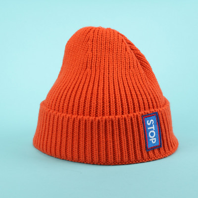 Πλεκτό γυναικείο καπέλο για το χειμώνα με επιγραφή