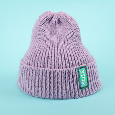 Πλεκτό γυναικείο καπέλο για το χειμώνα με επιγραφή