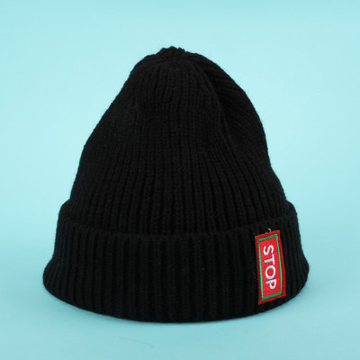 Πλεκτό γυναικείο καπέλο για το χειμώνα με επιγραφή