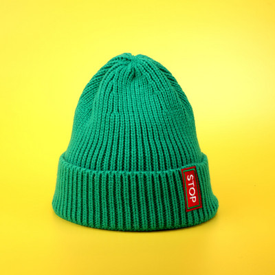 Πλεκτό γυναικείο καπέλο για το χειμώνα με επιγραφή