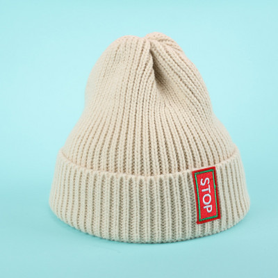 Πλεκτό γυναικείο καπέλο για το χειμώνα με επιγραφή