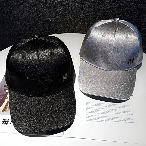 Női sapka fém elemes baseball golyóval