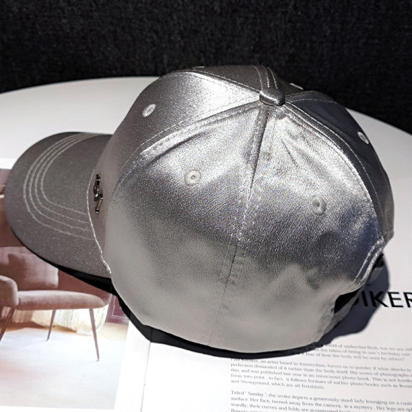 Női sapka fém elemes baseball golyóval