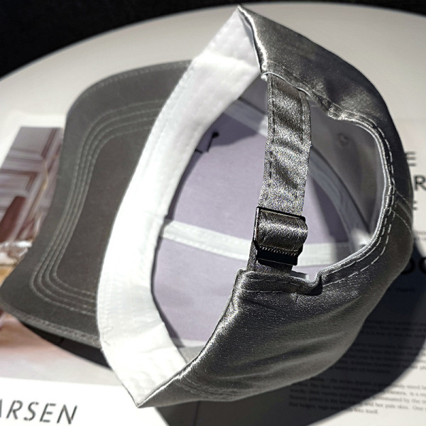 Női sapka fém elemes baseball golyóval