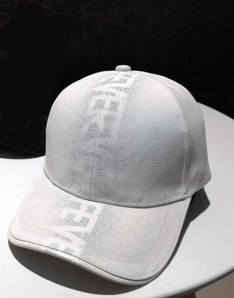 Fényes női sapka felirattal