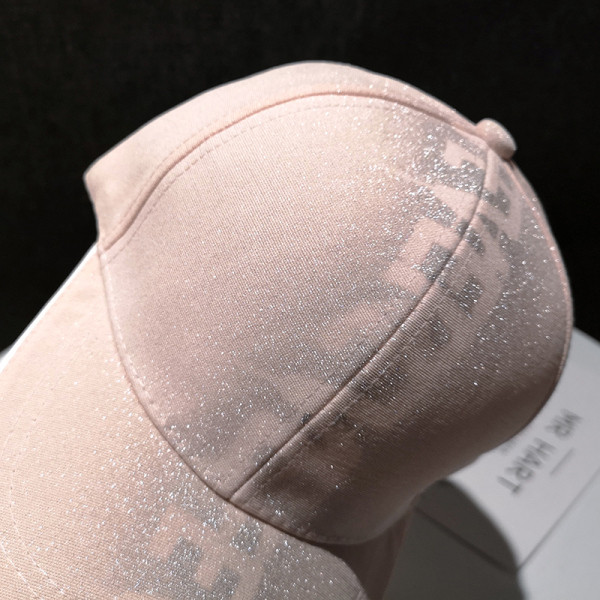 Fényes női sapka felirattal