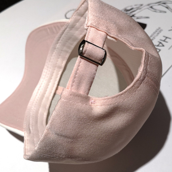 Fényes női sapka felirattal