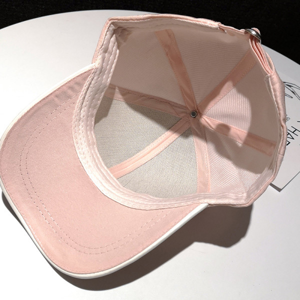 Fényes női sapka felirattal