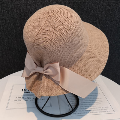 Moderan ženski šešir s trakom pogodan za ljeto
