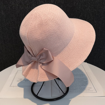 Moderan ženski šešir s trakom pogodan za ljeto