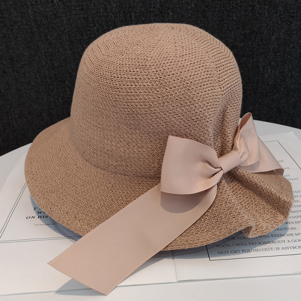 Moderan ženski šešir s trakom pogodan za ljeto