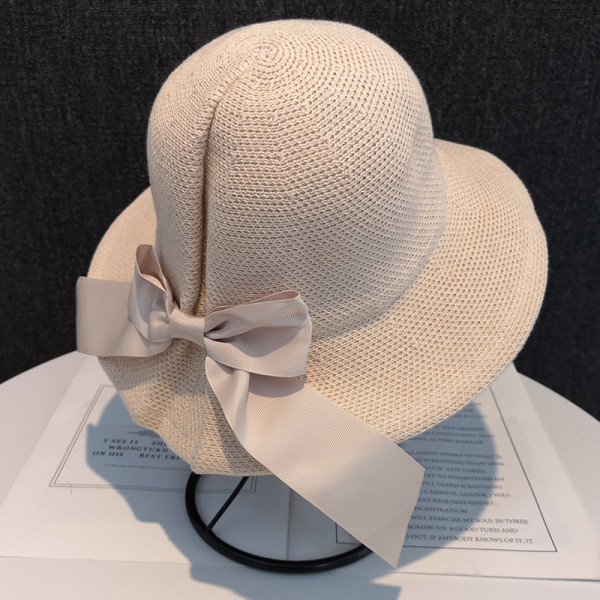 Moderan ženski šešir s trakom pogodan za ljeto
