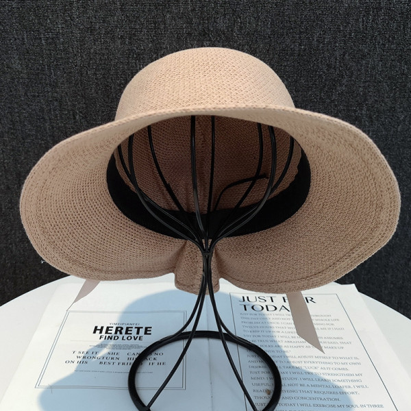 Moderan ženski šešir s trakom pogodan za ljeto