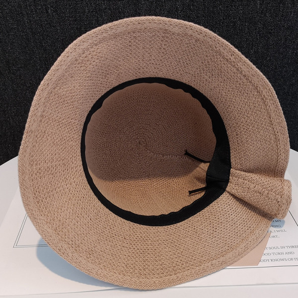 Moderan ženski šešir s trakom pogodan za ljeto