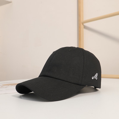 Női alkalmi sapka napellenzővel és hímzéssel