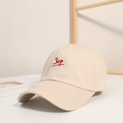 Női alkalmi sapka napellenzővel és hímzéssel