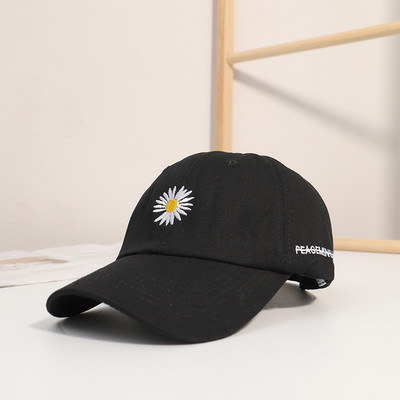 Női alkalmi sapka napellenzővel és hímzéssel