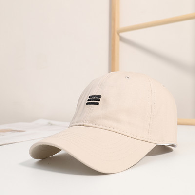 Női alkalmi sapka napellenzővel és hímzéssel