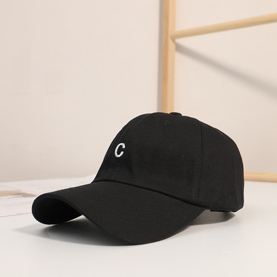 Női alkalmi sapka napellenzővel és hímzéssel