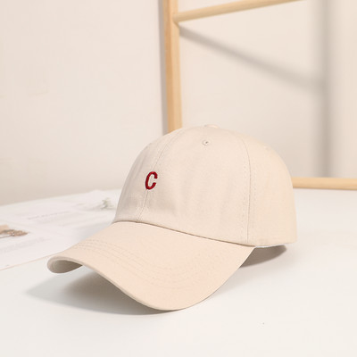 Női alkalmi sapka napellenzővel és hímzéssel