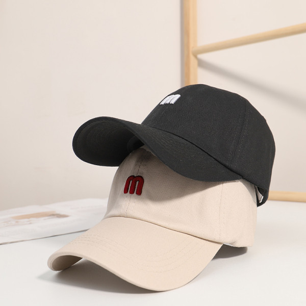 Női alkalmi sapka napellenzővel és hímzéssel