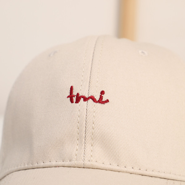 Női alkalmi sapka napellenzővel és hímzéssel