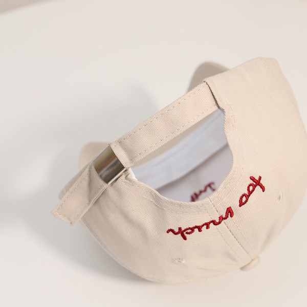 Női alkalmi sapka napellenzővel és hímzéssel