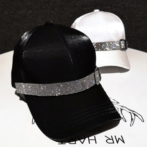 Hétköznapi női sapka kövekkel és csattal