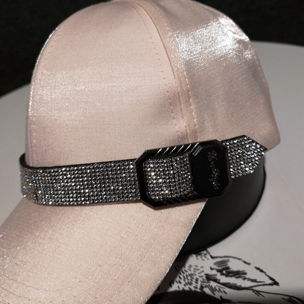 Hétköznapi női sapka kövekkel és csattal