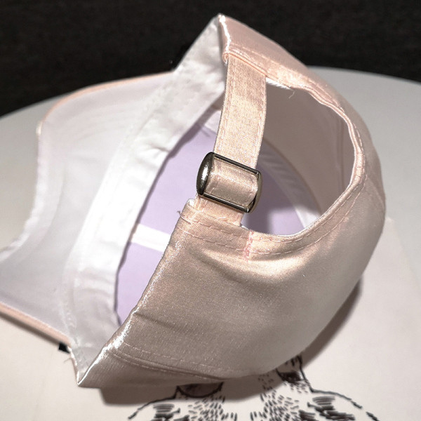 Hétköznapi női sapka kövekkel és csattal