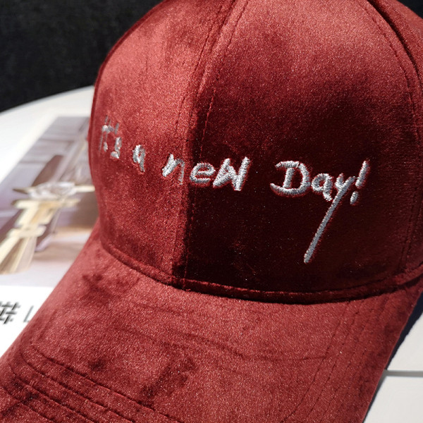 Bársony baseball sapka hímzett felirattal