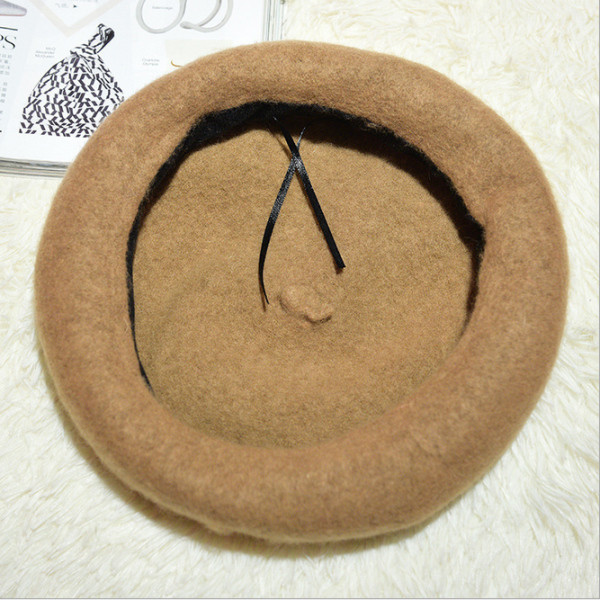 Moderna sieviešu vilnas beretes tipa cepure - retro stilā
