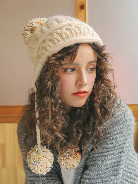 Női kötött téli sapka fűzős