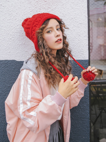 Női kötött téli sapka fűzős