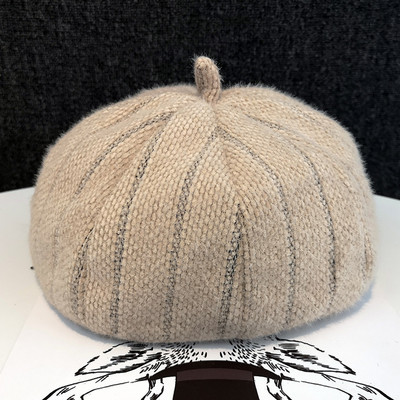 Modern kötött női beret típusú sapka