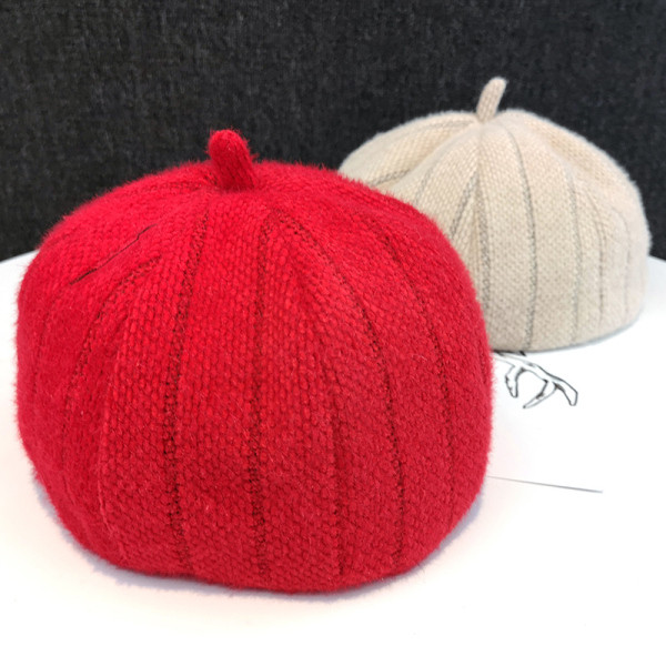 Modern kötött női beret típusú sapka