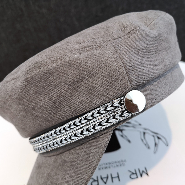 Moderna sieviešu beretes tipa cepure