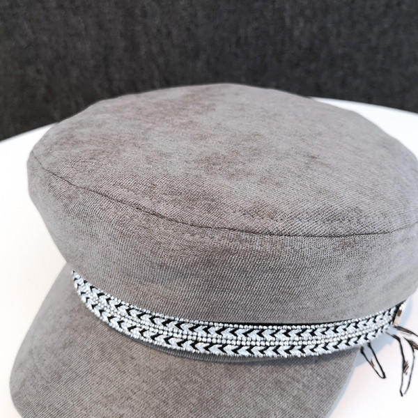 Moderna sieviešu beretes tipa cepure