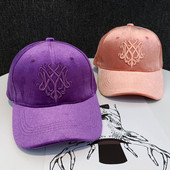 Női bársony sapka hímzéssel és napellenzővel