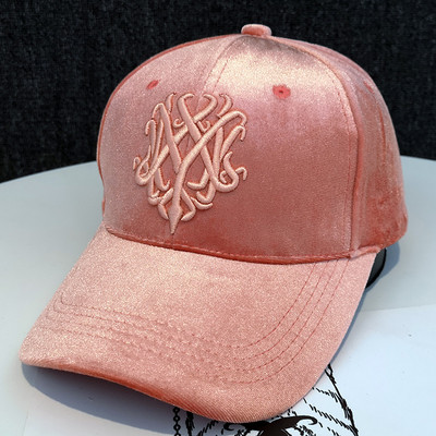 Női bársony sapka hímzéssel és napellenzővel