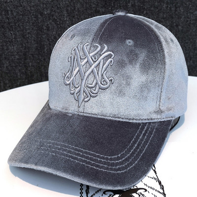 Női bársony sapka hímzéssel és napellenzővel