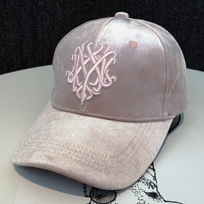 Női bársony sapka hímzéssel és napellenzővel