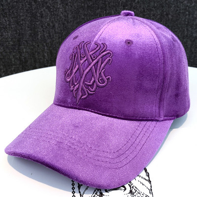 Női bársony sapka hímzéssel és napellenzővel