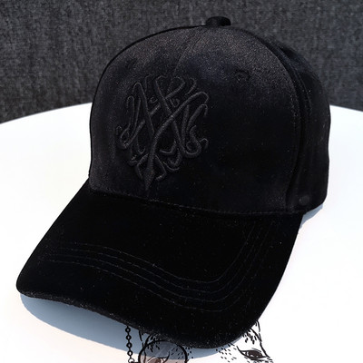 Női bársony sapka hímzéssel és napellenzővel