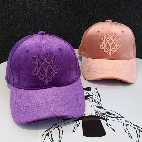 Női bársony sapka hímzéssel és napellenzővel