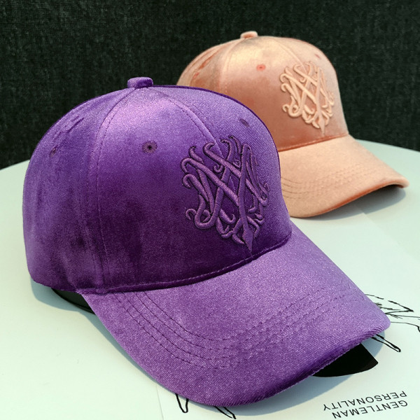 Női bársony sapka hímzéssel és napellenzővel