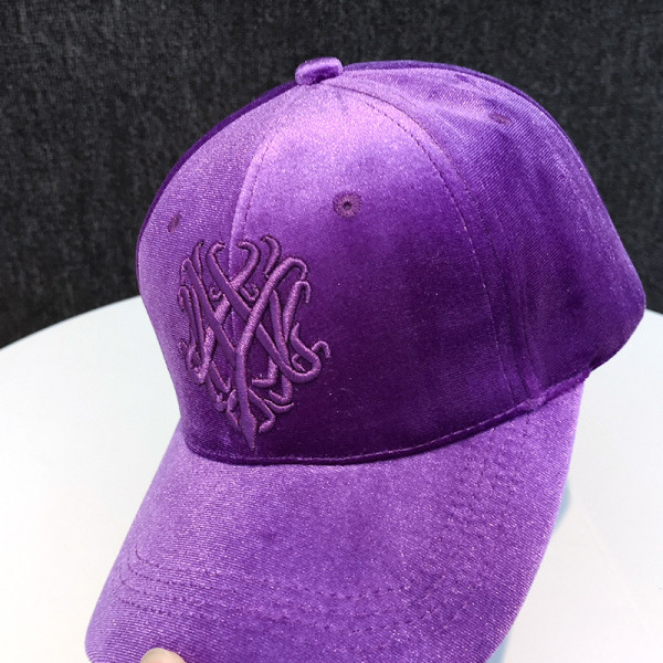 Női bársony sapka hímzéssel és napellenzővel