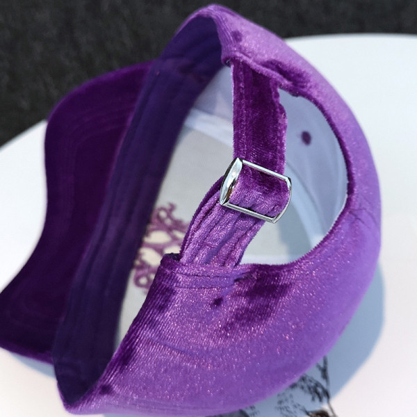 Női bársony sapka hímzéssel és napellenzővel