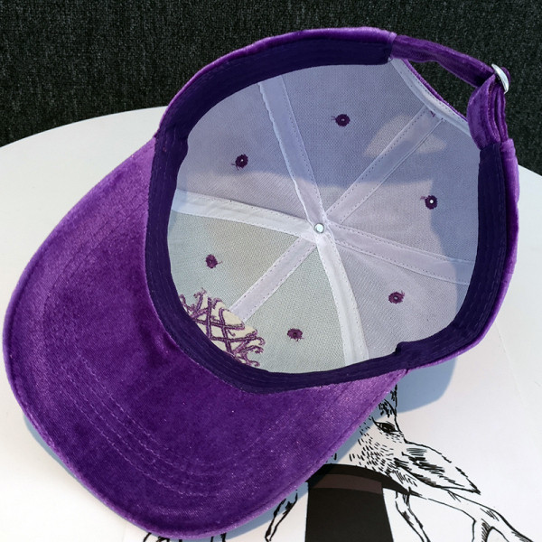 Női bársony sapka hímzéssel és napellenzővel